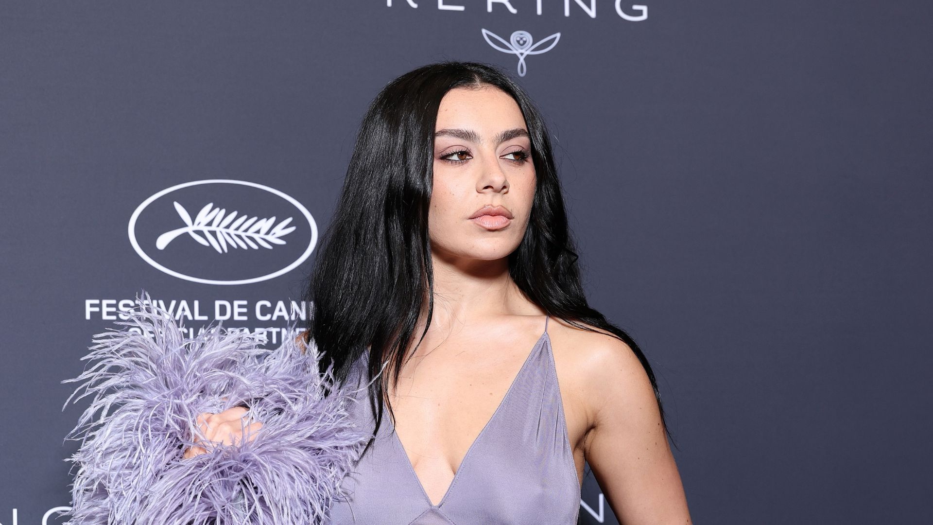 Charli xcx durante o Festival de Cinema de Cannes 2025 - Daniele Venturelli/Getty Images for Kering